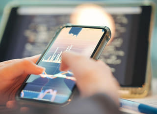 Processo trasparente di prelievo e trasferimento fondi verificato da un investitore