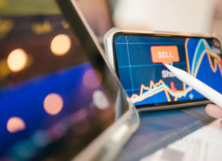 Operatore su più mercati che esamina opzioni su Bitcoin, Ethereum e forex